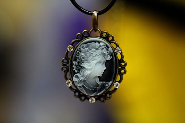 Vintage Beautiful Lady Cameo Pendant Necklace Very Good Condition 16 