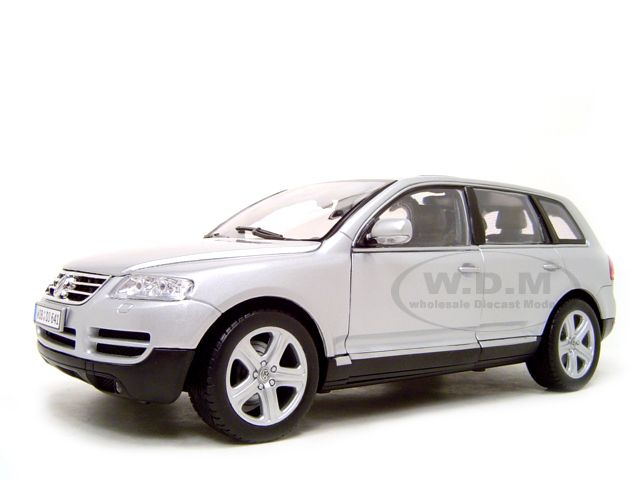 VOLKSWAGEN TOUAREG VW SILVER 118 SCALE DIECAST MODEL  