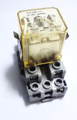 LOT OF 5 IDEC RH3B UL PLUG IN RELAY 24VDC 120VAC 10A WITH BASE 