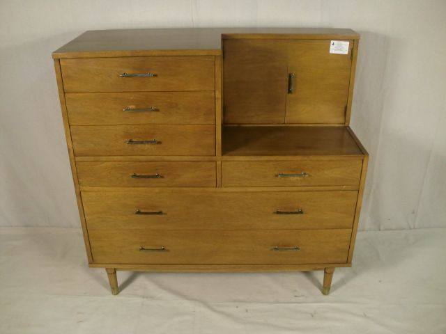 Drexel Biscayne Mid Century Dresser w/Hidden Vanity (9957)r.  