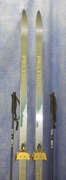 The skis are signed PELTONEN. Measures 75 (190 cm) long. Have 3 pin 
