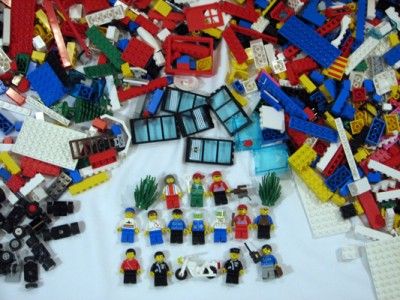 LEGO Building Block Storage Table + Bulk Lot 825 PIECES + 14 PEOPLE 