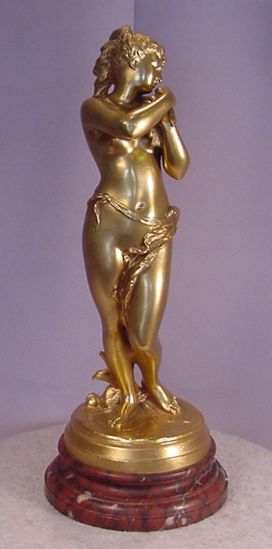 Desnudo antiguo hermoso de bronce de la juventud cerda con la paloma R 