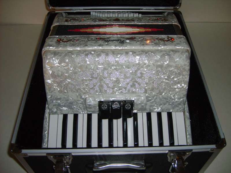 Rossetti Piano Accordion 48 Bass 26 Key 3 Switch, WHITE, Case & Straps 