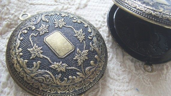 2x GIANT ANTIQUE ROUND LOCKET 50mm Code 501  