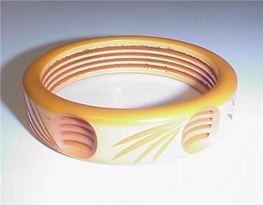 VINTAGE CARVED BUTTERSCOTCH BAKELITE BANGLE BRACELET  