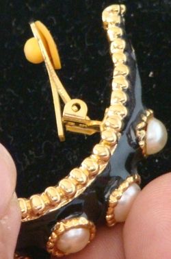 NEW 1981 Vintage LG EARRINGS w/Black Enamel & PEARLS CLIP 221 2  