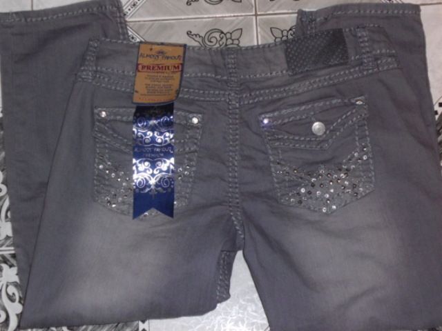   FAMOUS Gray Back Flap Pocket Rhinestone Embellished Capris Sz 5 NEW